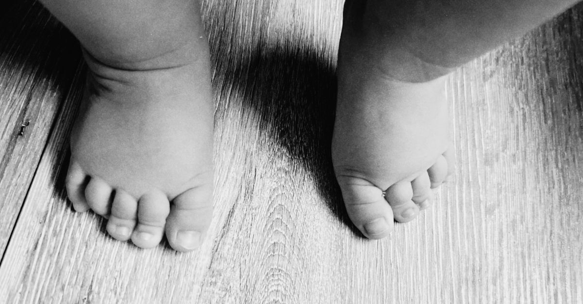 تأخر المشي عند الأطفال: الأسباب الطبيعية ومتى يصبح الأمر مقلقاً؟