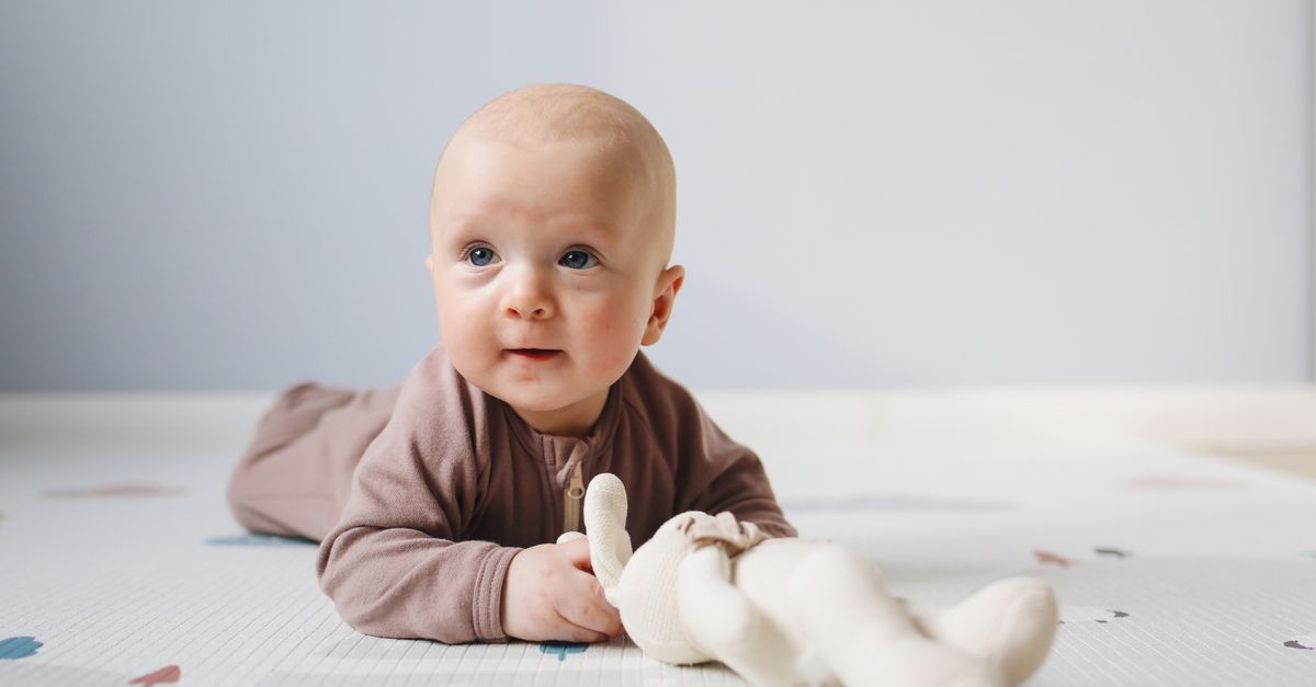 أهمية وقت الاستلقاء على البطن (Tummy Time) لتطوير مهارات طفلك الحركية