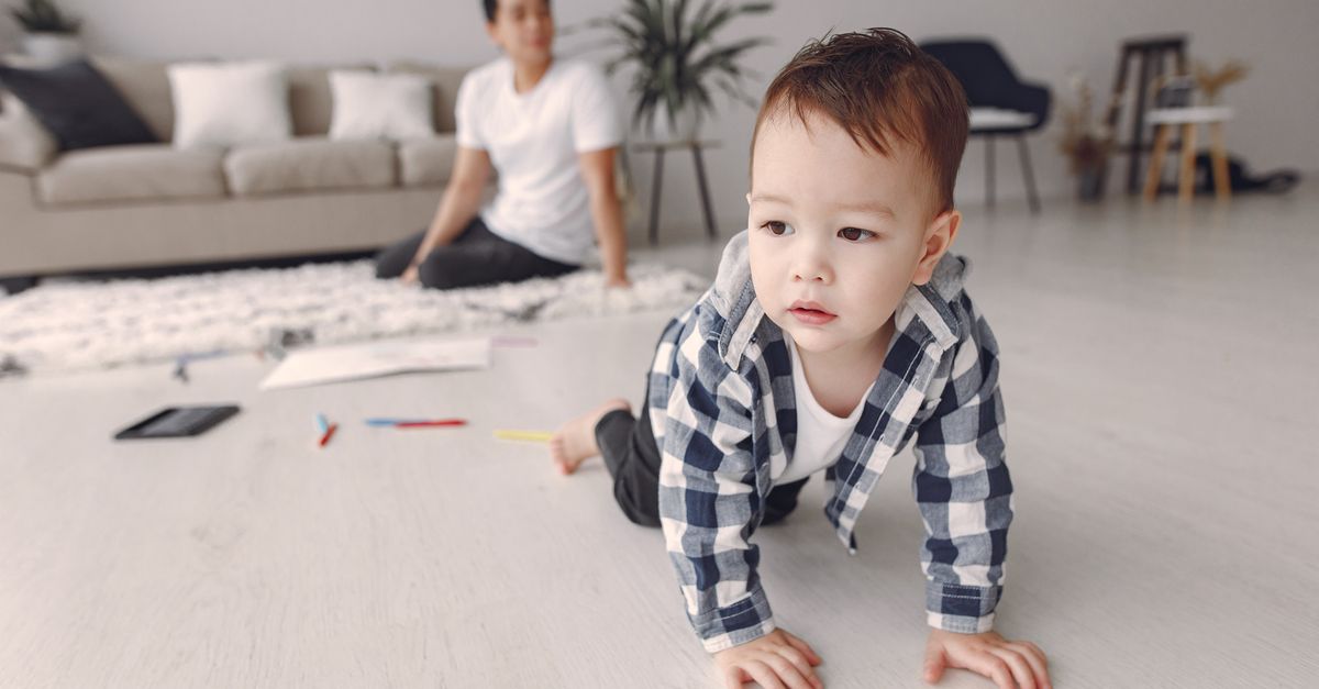 أهمية الزحف للطفل: لماذا تفوق هذه المرحلة أهمية المشي؟